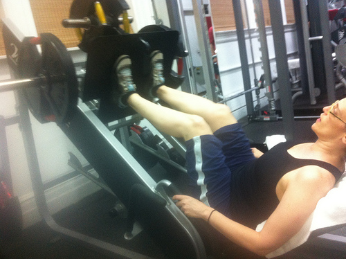 What Muscles does the leg press work?